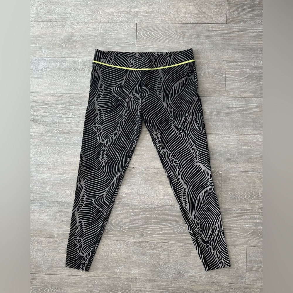 Lorna Jane Black and Gray Patterned Leggings XL